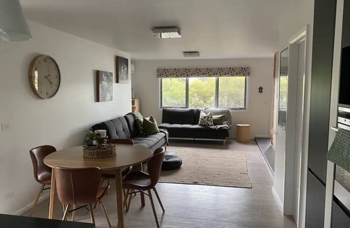 Warrnambool House | Central and spacious three bedroom townhouse