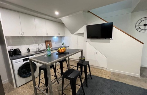 Devonport Apartment | Central Devonport 1 Bedroom Loft Apmnt & Ai/C