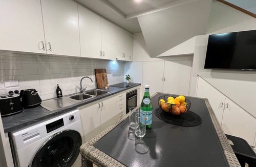 Devonport Apartment | Central Devonport 1 Bedroom Loft Apmnt & Ai/C