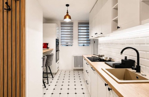 Oradea Apartment | Central Mono Boutique - Ultra Central in Oradea Fast WiFi Self Check-in AC