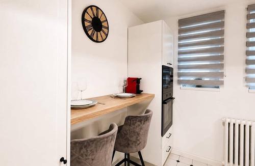 Oradea Apartment | Central Mono Boutique - Ultra Central in Oradea Fast WiFi Self Check-in AC