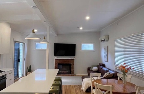 Nowra House | Central Stay with Spa and Nature Views. 30 mins to Hyams beach or Berry