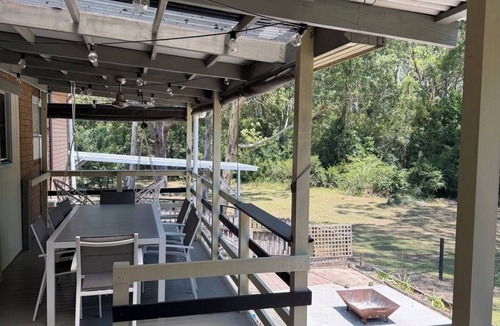 Nowra House | Central Stay with Spa and Nature Views. 30 mins to Hyams beach or Berry