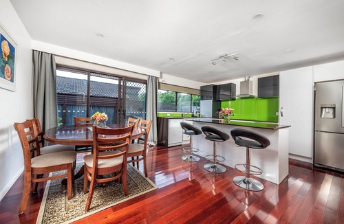 Narrabundah House | Central & Tranquil Home + Private Studio in Inner South Canberra