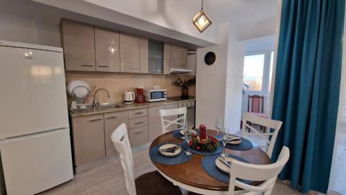 Iasi Apartment | Central Zen Loft - Comfort & Space for Groups - 3 Double Beds, 2 Baths