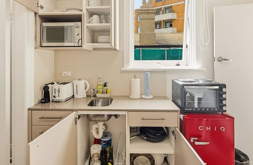 North Sydney Apartment | Charming 1 bedroom, park adjacent. city 5 minutes
