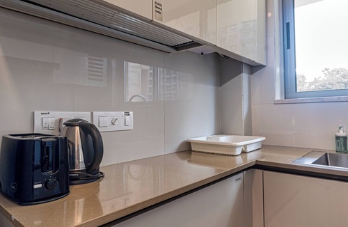 Hiranandani Gardens Apartment | Charming 1-bedroom apartment in delightful Mumbai with WiFi, AC