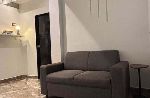 Pali Hill Apartment | Charming 1-bedroom apartment with WiFi, AC in Bandra Mumbai