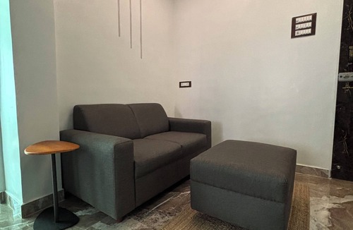 Pali Hill Apartment | Charming 1-bedroom apartment with WiFi, AC in Bandra Mumbai
