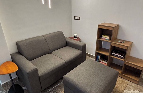 Pali Hill Apartment | Charming 1-bedroom apartment with WiFi, AC in Bandra Mumbai