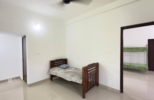 Quilandi House | Charming 1-bedroom house in Koyilandy with WiFi and 2 bunk beds