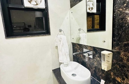 Taj Ganj Hotel | Charming 1-bedroom hotel in delightful Agra with AC and attached washroom