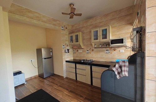 Orlim Apartment | Charming 2-bedroom apartment 5 mins from Beach with WiFi, AC in wonderful Varca