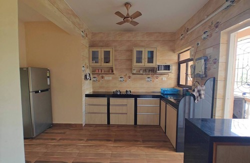 Orlim Apartment | Charming 2-bedroom apartment 5 mins from Beach with WiFi, AC in wonderful Varca