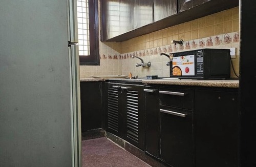 Lajpat Nagar Apartment | Charming 3-Bedroom Family Rental Next to Lajpat Market – Central & Convenient!