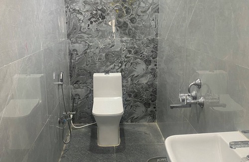 Hyderabad House | Charming 3-bedroom farmhouse in delightful Hyderabad with AC, Wi-Fi and pool.