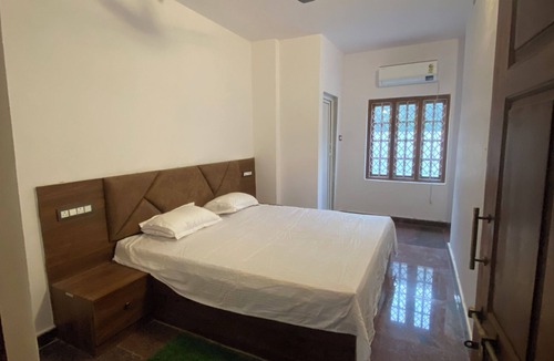 Hyderabad House | Charming 3-bedroom farmhouse in delightful Hyderabad with AC, Wi-Fi and pool.