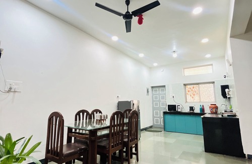 Nashik House | Charming 4-bedroom bungalow with WiFi and AC in delightful Nashik