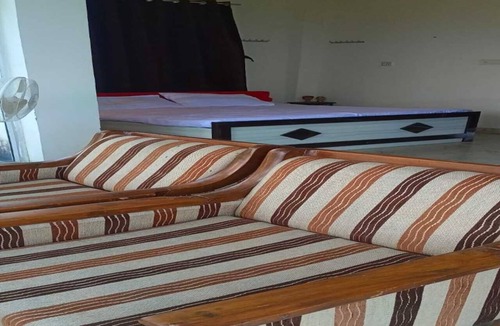 Shri Madhopur House | Charming farmhouse in peaceful countryside overlooking Aravalli
