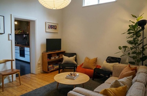 Fitzroy House | Charming Fitzroy Terrace | Walk, Dine & Explore