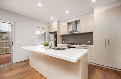 Boronia Apartment | Charming & Modern Mountain View Townhouse