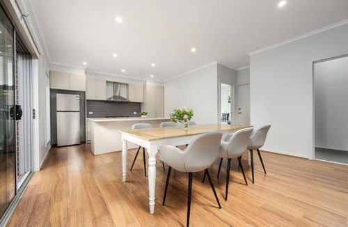 Boronia Apartment | Charming & Modern Mountain View Townhouse