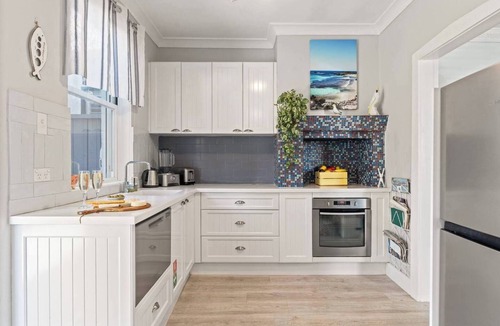 Sans Souci House | Charming Sans Souci Cottage with Garden & Verandah