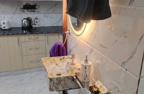 New Delhi Apartment | Charming Studio Apartment for Rent in the Heart of the City