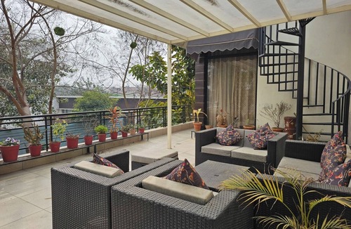 Karnal Villa | Cheerful 2-bedroom villa with big garden n sports