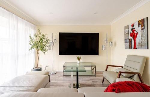 Plumpton House | Cheerful 4 bedroom home with parking on premises