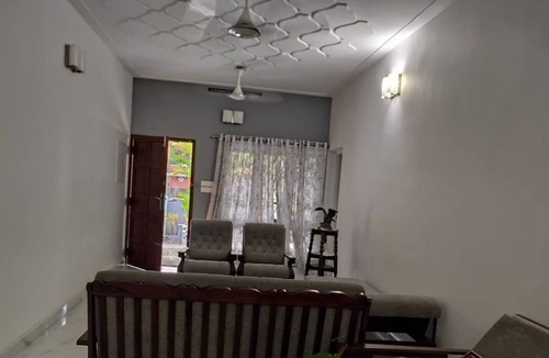 Kochi House | Cheerful 4 Bedroom Villa with Ensuite and Parking