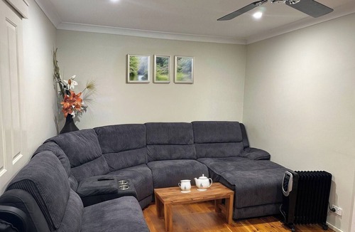 Kingswood Villa | Cheerful 4 Bedroom with free Parking