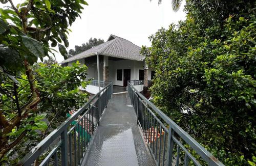 Anachal House | Cherry Blossom Munnar- 2 Bedroom Homestay