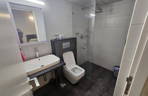 Bengaluru Apartment | Chic 1-bedroom apartment in awesome Bengaluru with AC shared with the host