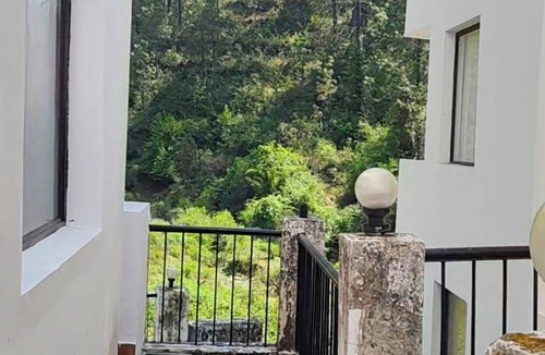 Shyamkhet Apartment | Chic 1-bedroom apartment in Sukha with fitness room, WiFi, AC