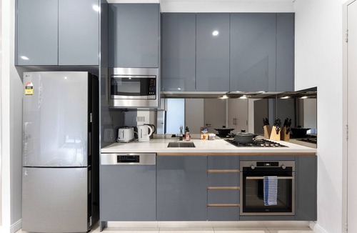 Mascot Apartment | Chic 2BR Stay -Walk to Station & 5 Mins to Airport