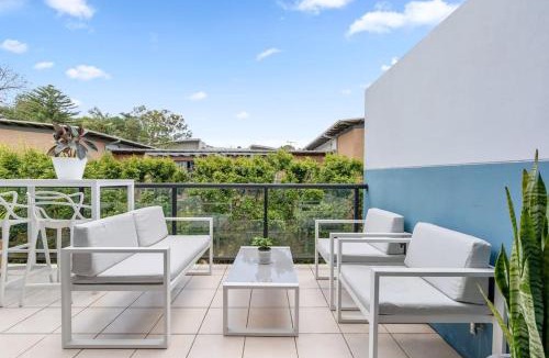 Brookvale Apartment | Chic Brookvale Unit-Big Balcony!