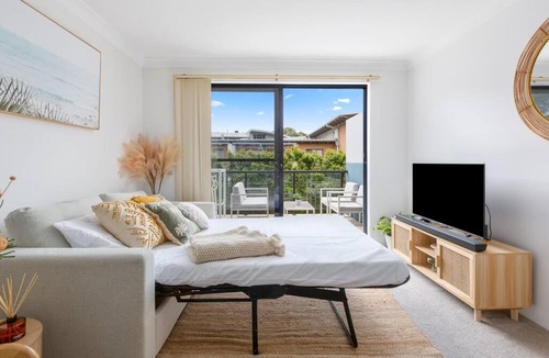 Brookvale Apartment | Chic Brookvale Unit-Big Balcony!