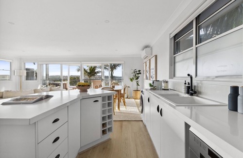 Dee Why House | Chic Coastal 1-Bedroom Home with Balcony & BBQ