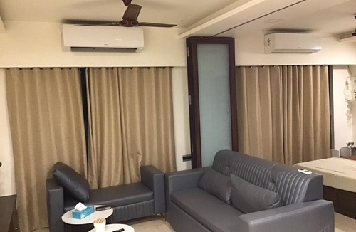 Kurla Apartment | Chic studio in gorgeous Mumbai, close to BKC with WiFi, AC