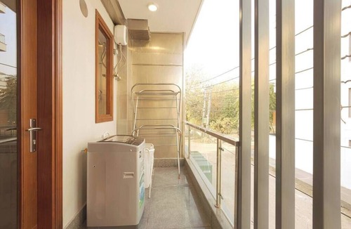 Sushant Lok Apartment | Child friendly Retreat w balcony & tub King Bed