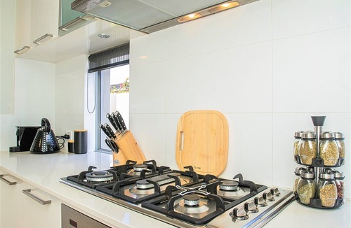 Dudley Park House | CHILLAX HOUSE -Luxury Canal Holiday House, Jetty, BBQ, Family Friendly-Sleeps 14