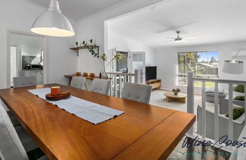 Christies Beach House | Christies Beach Cottage by Wine Coast Holidays - Perfect for 2 or 3 couples and 2 kids – Only a 10 min walk to the from beach