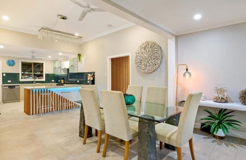 Manunda House | City Haven—Coastal Retreat with Pool & Backyard