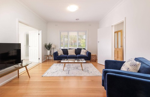 South Albury House | Classic Chic on Olive - Chic two bedroom apartment close to the city centre