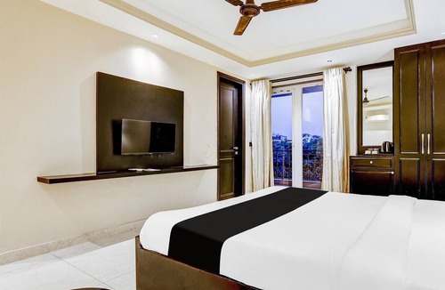 Udyog Vihar House | Classic With Balcony Cloud Bay