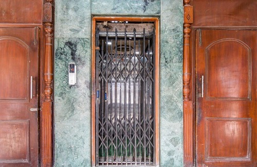 Sealdah House | Classic with Balcony Lenin Sarani
