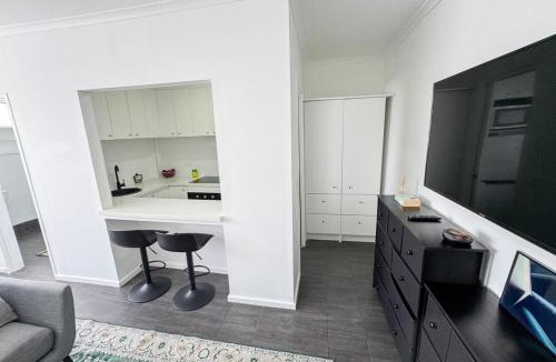 St. Kilda East Apartment | Clean Bright Studio Apartment - Walkable Location