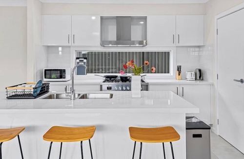 Leppington House | Clean Modern House suits 4-6 people