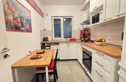 Dumbravita Apartment | Cloud Sunrise Spacious & King Beds & Free Private Parking